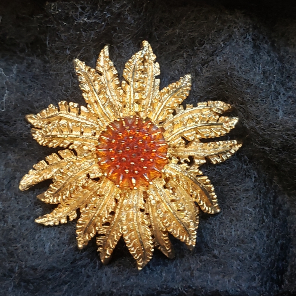 Vintage Sarah Coventry flower burst brooch.